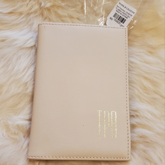 Mark & Graham Fillmore Vegan Leather Passport Holder "TPB" - blush - Picture 5 of 8